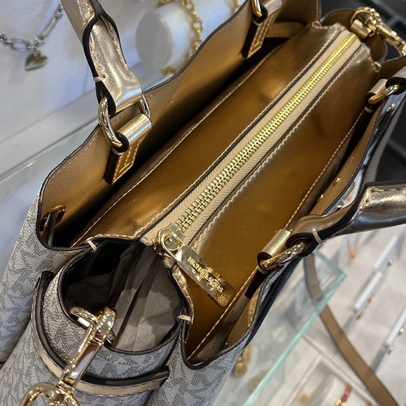 MICHAEL KORS 
Reed Large Central Zip Graphic Logo Belted Satchel
Pale Gold 
NWT - Picture 6 of 16